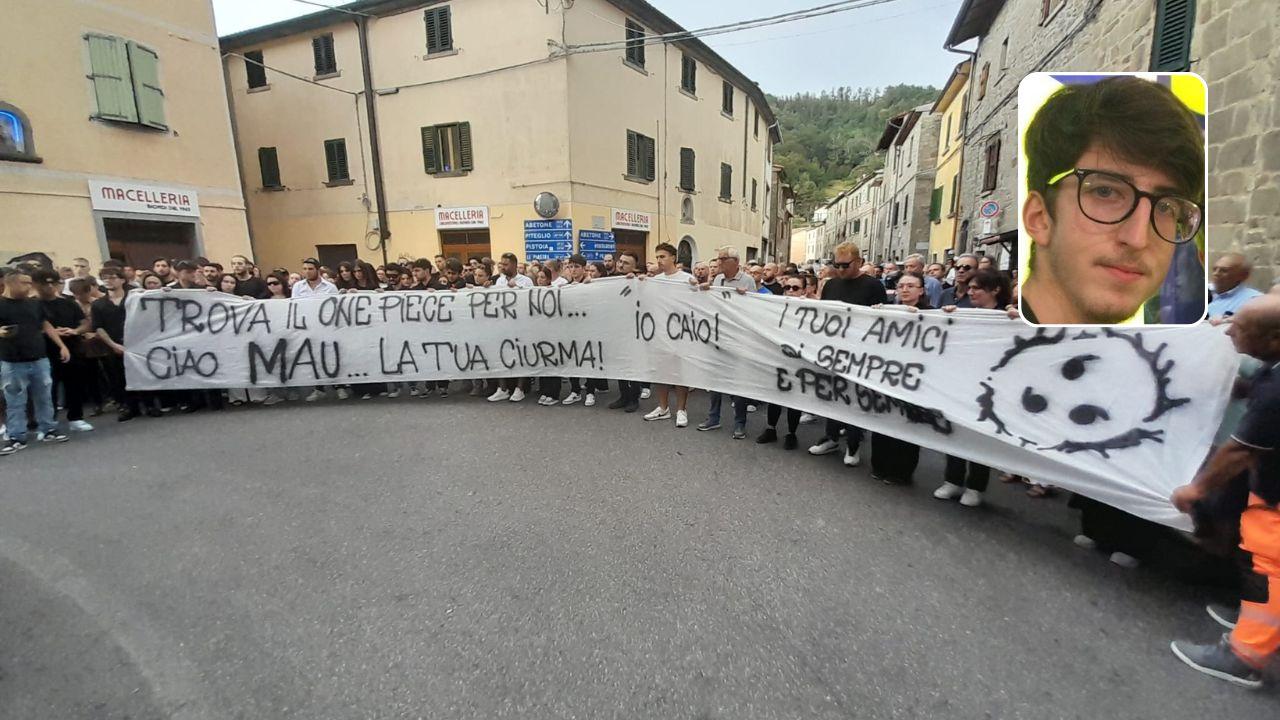Mauro Ducceschi e lo striscione di saluto degli amici 