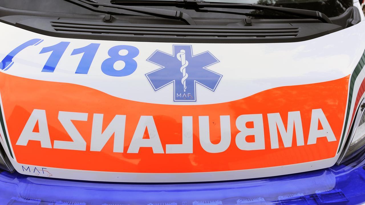Tragedia in spiaggia, i sente male mentre nuota con gli amici: morto 19enne