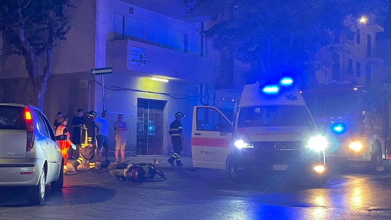 Scontro tra scooter e auto nella notte ad Alghero: ferito un uomo