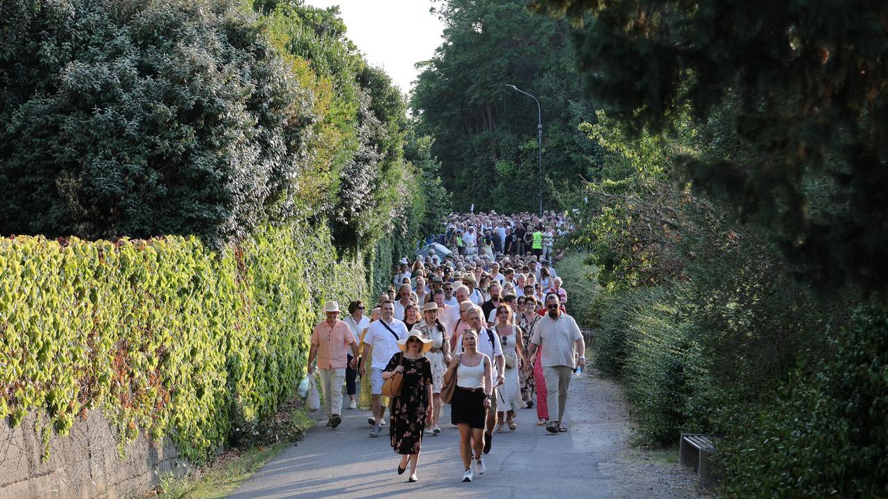 L’arrivo di spettatori e turisti al Teatro del Silenzio (foto Stick)