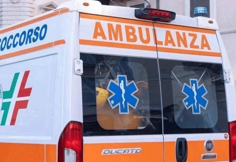 Furgone di braccianti si ribalta: un morto e otto feriti