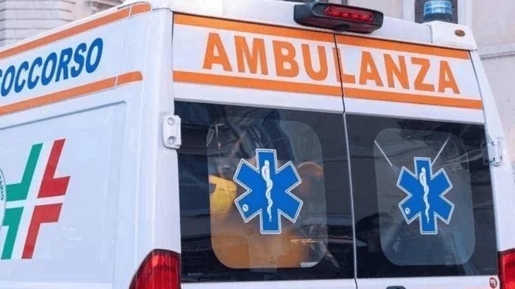 Furgone di braccianti si ribalta: un morto e otto feriti