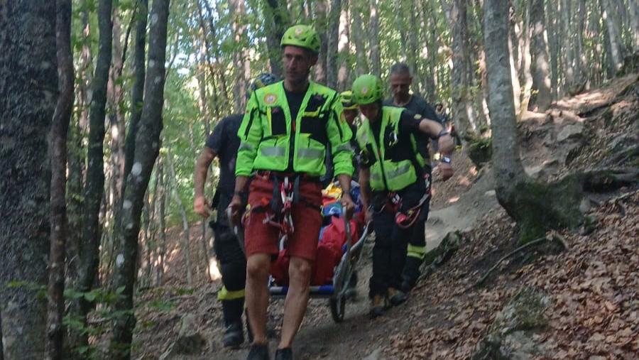Domenica di soccorsi sull’Appennino: tre escursionisti feriti, uno cade per venti metri