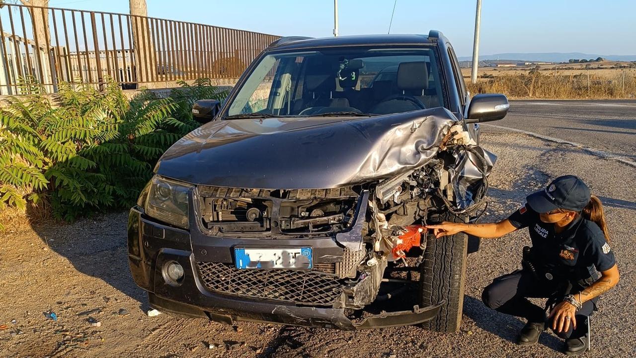 Scontro violento tra due auto all’incrocio per l’Argentiera