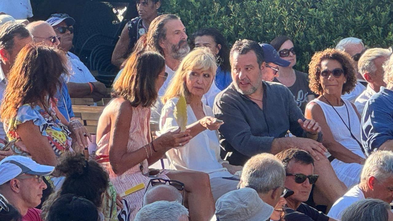 Matteo Salvini contestato all’Agnata di De André, interviene Dori Ghezzi: «Non è democrazia» – VIDEO