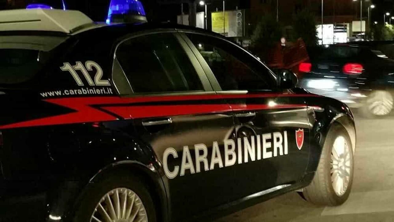 Un'auto dei carabinieri (foto d'archivio)