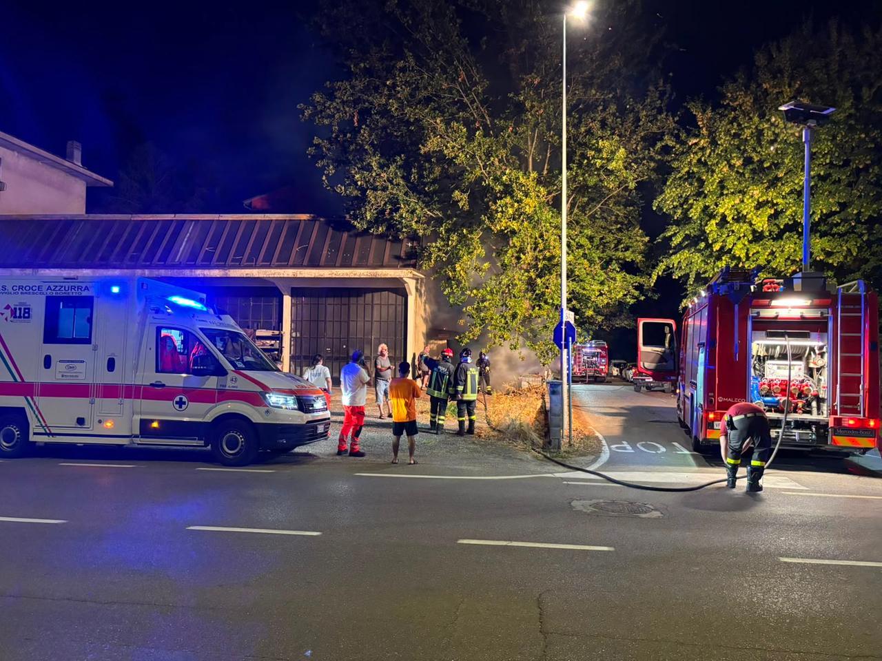 Incendio a Poviglio, a fuoco una rimessa di fianco al negozio “La Cantera”