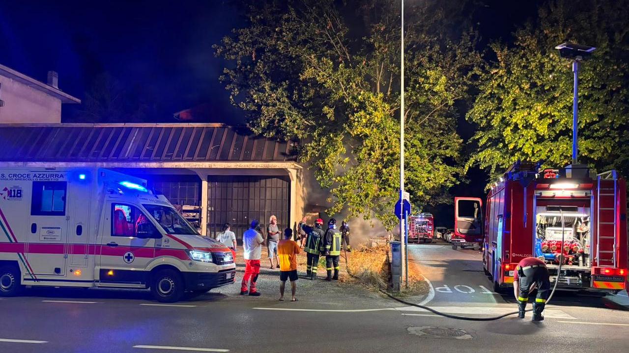 Incendio a Poviglio, a fuoco una rimessa di fianco al negozio “La Cantera”