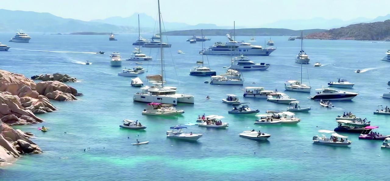 Gommoni e yacht assaltano Cala Coticcio: «Come cavallette, difficile tutelare il parco» – VIDEO