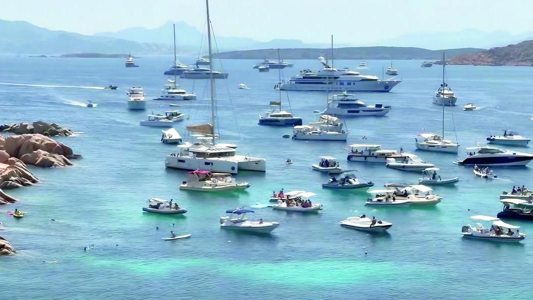 Gommoni e yacht assaltano Cala Coticcio: «Come cavallette, difficile tutelare il parco» – VIDEO