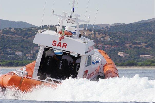 Un'imbarcazione della Guardia Costiera durante un soccorso