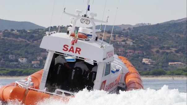 Un'imbarcazione della Guardia Costiera durante un soccorso