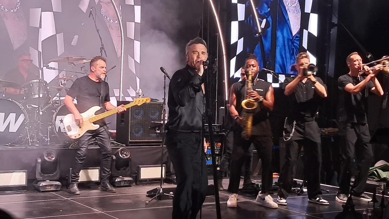 Al Romazzino è Robbie Williams show: la star mondiale guest star in Costa Smeralda – VIDEO