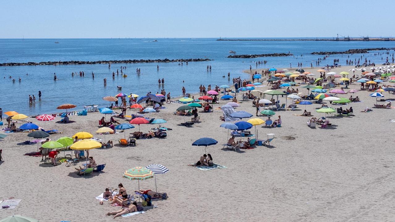 Porto Garibaldi, ladri sotto l’ombrellone: «Hanno rubato le scarpe ai miei figli»