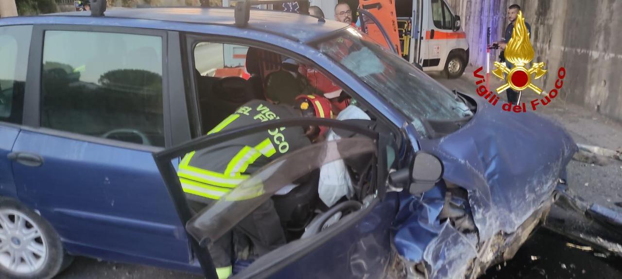 Sassari: auto contro il pilone della sopraelevata, c’è un ferito