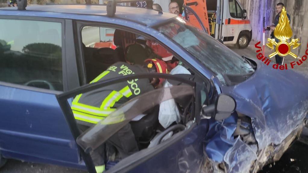 Sassari: auto contro il pilone della sopraelevata, c’è un ferito