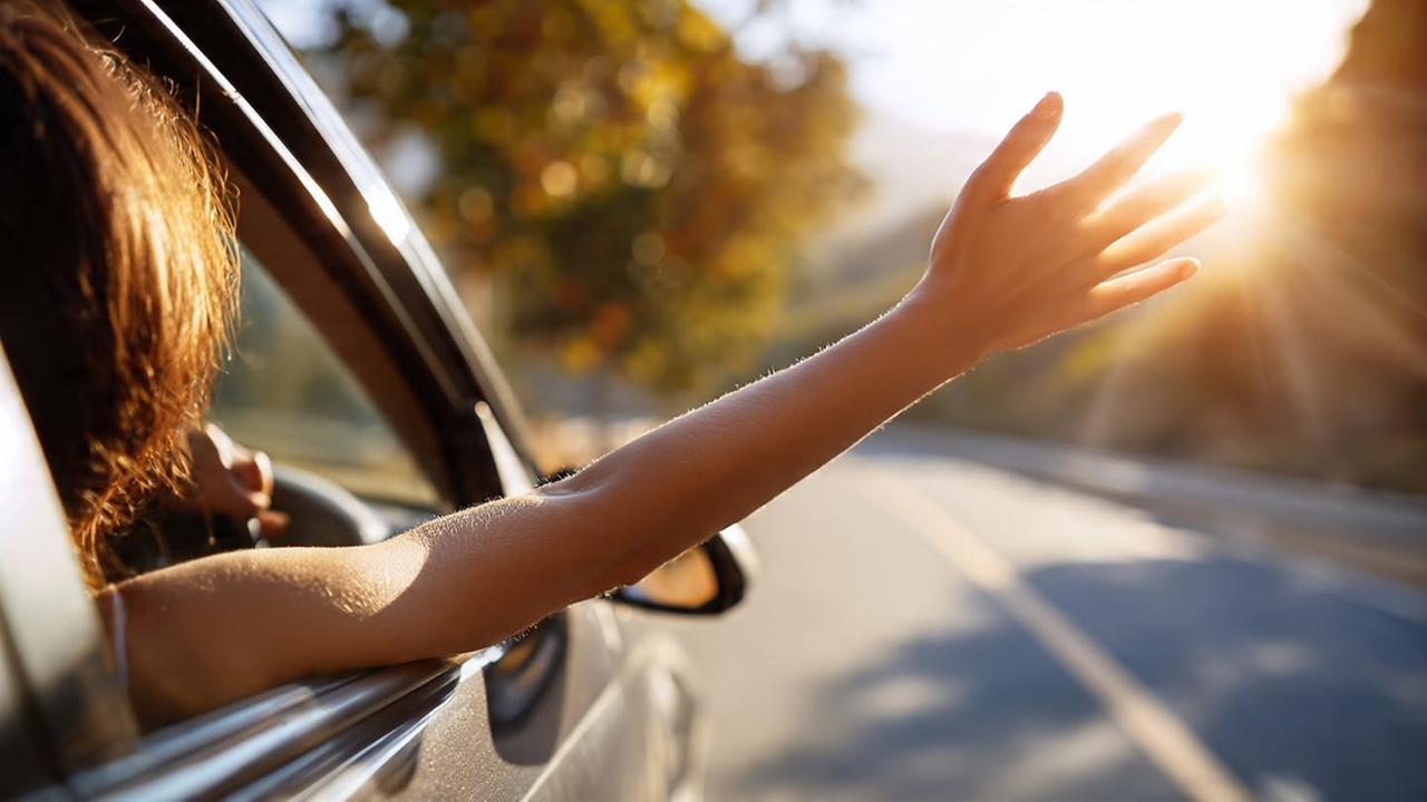 Alla guida dell’auto col braccio fuori dal finestrino: donna perde l’arto rimasto incastrato in una ringhiera
