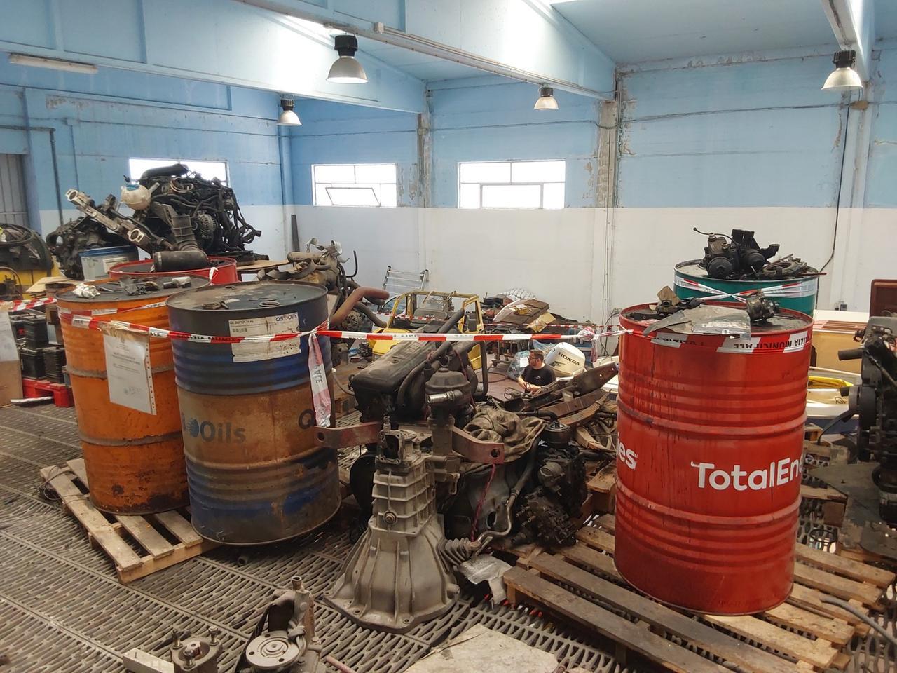 Lavorava senza licenze e tra i rifiuti pericolosi: sequestrata un’officina fantasma