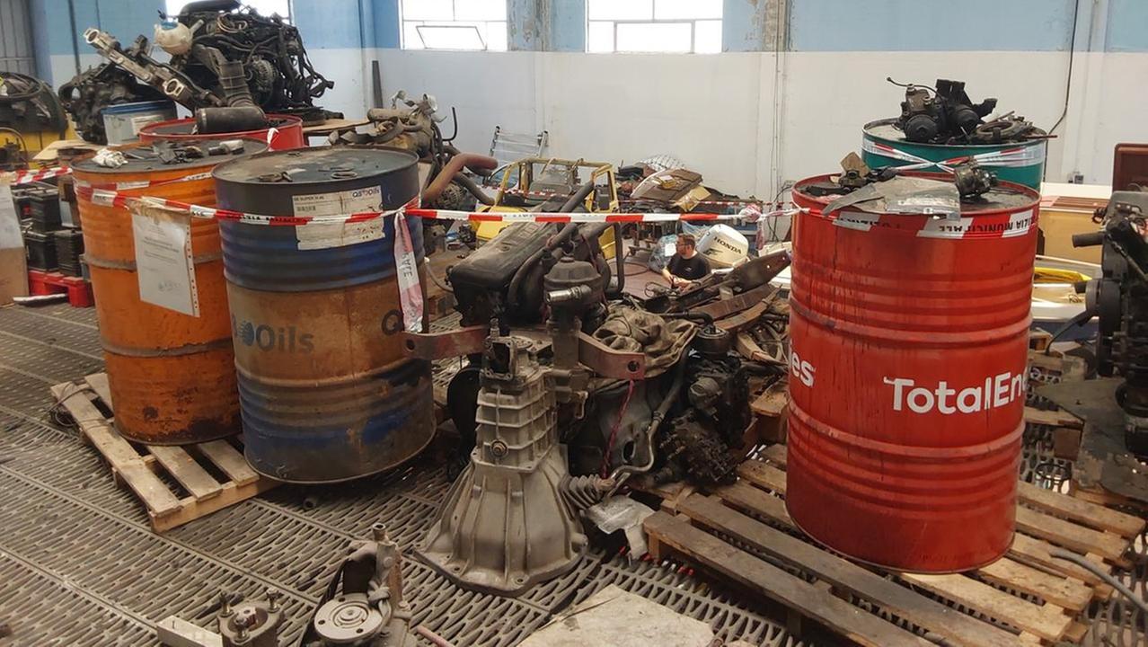 Lavorava senza licenze e tra i rifiuti pericolosi: sequestrata un’officina fantasma