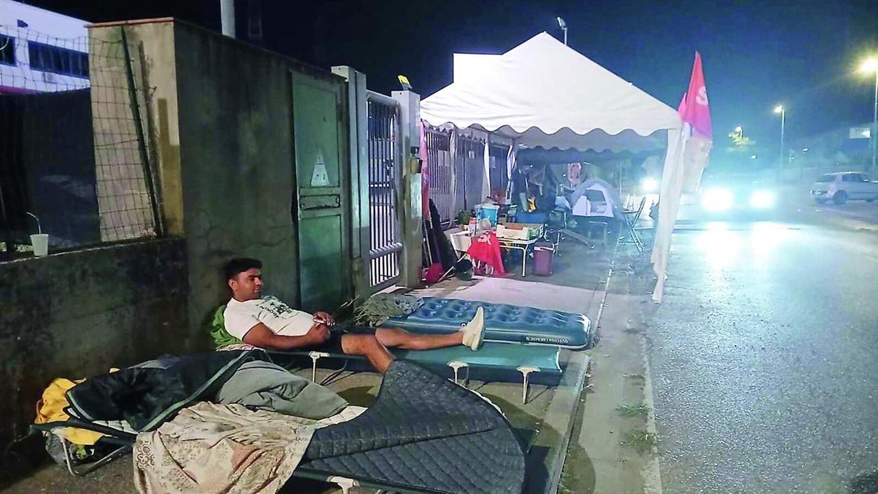 Il picchetto del Sudd Cobas davanti all'ingresso della Acca in via Copernico a Carmignano