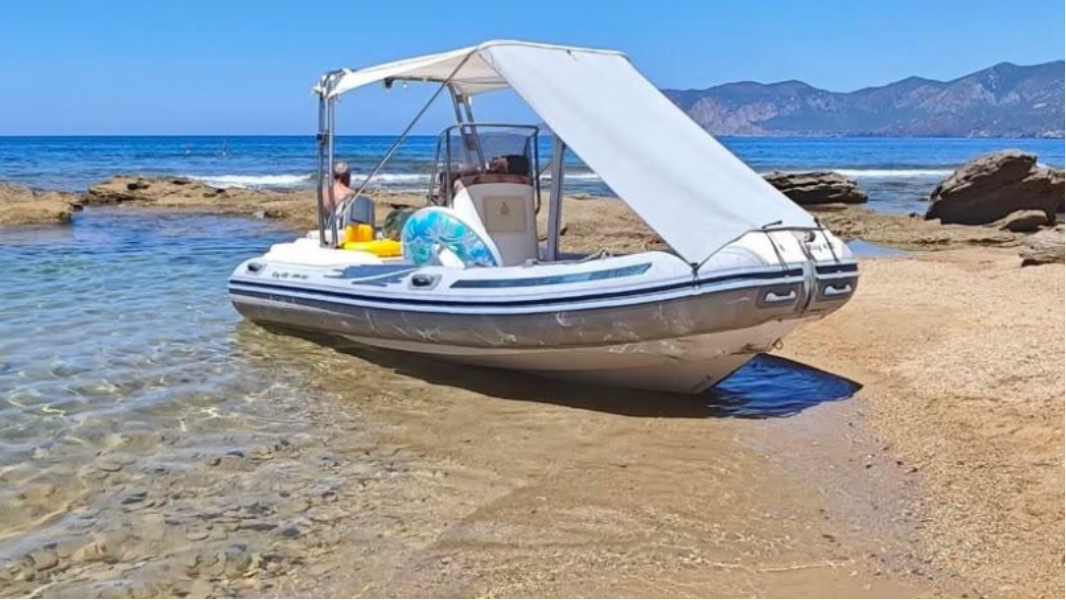 Estate sempre più cafona: un altro gommone arriva sulla spiaggia