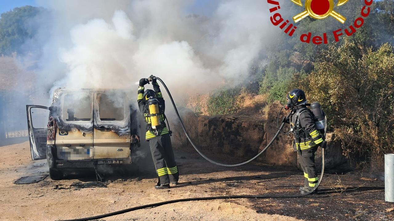 Pulmino a fuoco durante la marcia: paura sulla strada Olbia-Arzachena