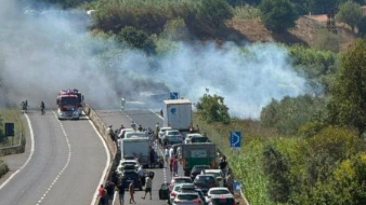 Incendio alla “Chiusa Grande”, traffico bloccato sulla Variante Aurelia: tutti fermi in coda – Video