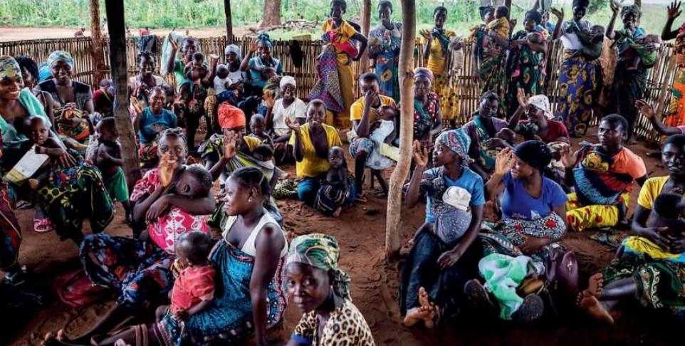 Un padre, una figlia di 8 mesi e una bilancia sul tavolo in Mozambico
