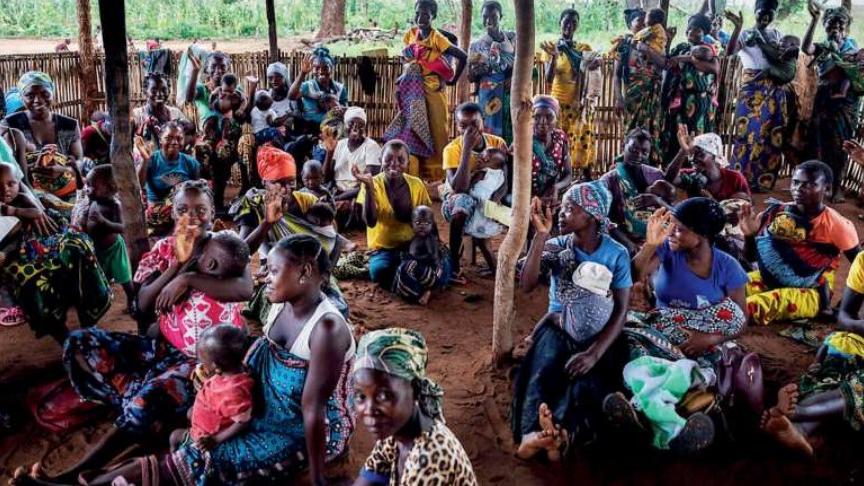 Un padre, una figlia di 8 mesi e una bilancia sul tavolo in Mozambico