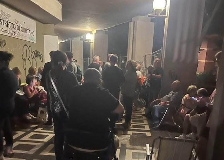 Notte in fila per scegliere il nuovo dottore: ressa, proteste e posti esauriti in poche ore