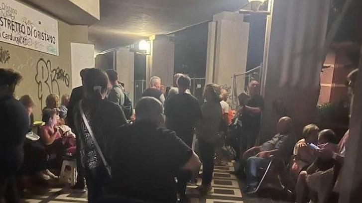 Notte in fila per scegliere il nuovo dottore: ressa, proteste e posti esauriti in poche ore