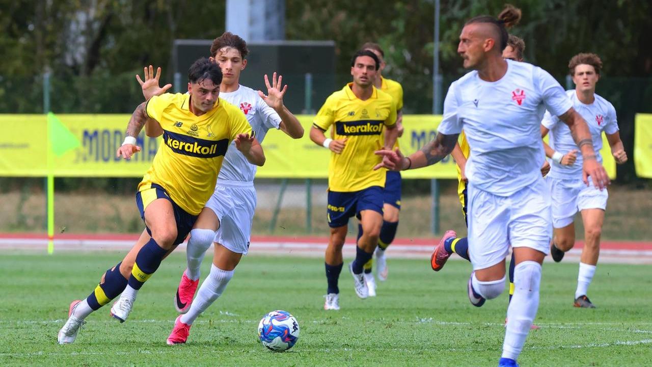 Sersanti (sullo sfondo) in azione nel test con la Vis Pesaro