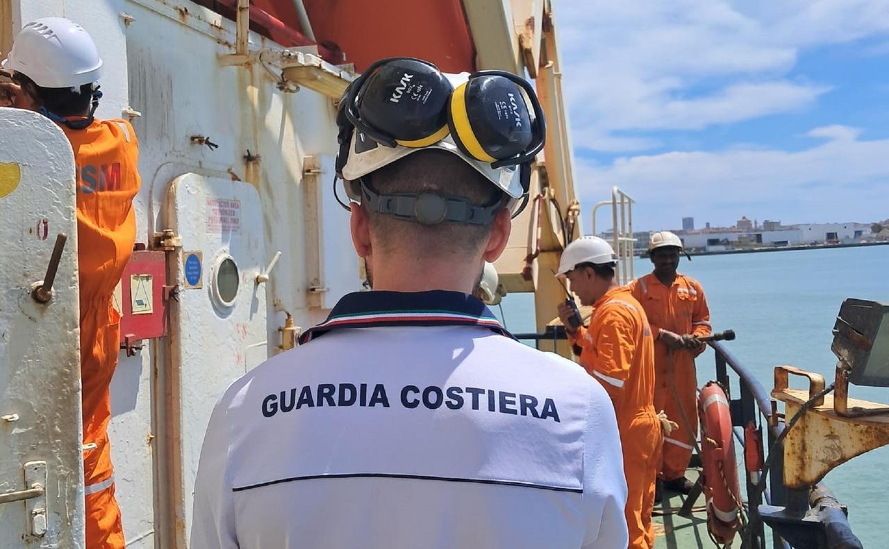 Livorno, dieci «irregolarità gravi»: nave fermata per motivi di sicurezza