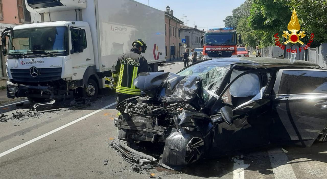 Reggio Emilia, incidente in via Newton: un ferito nello scontro tra un’auto e un mezzo pesante