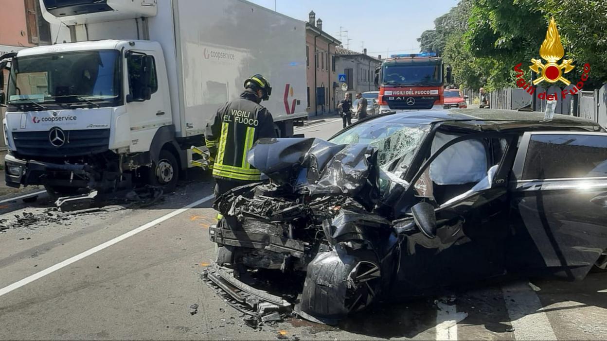 Reggio Emilia, incidente in via Newton: 25enne ferito nello scontro tra un’auto e un mezzo pesante