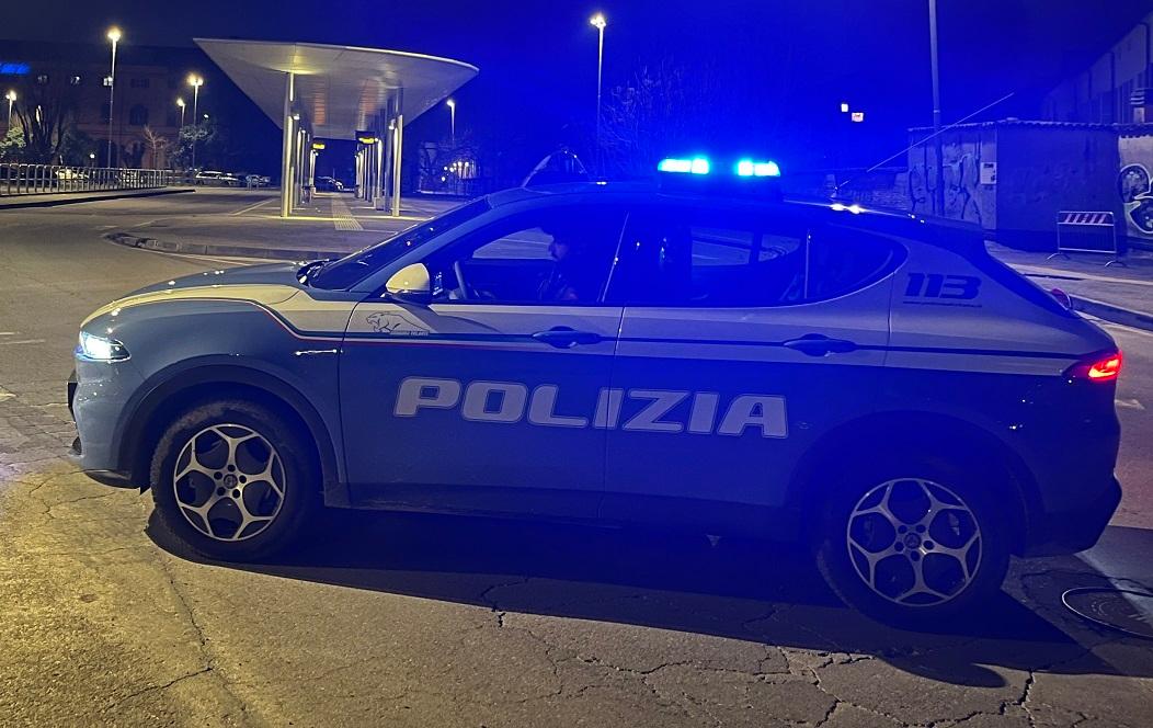 Una volante della polizia di Stato (foto d'archivio)