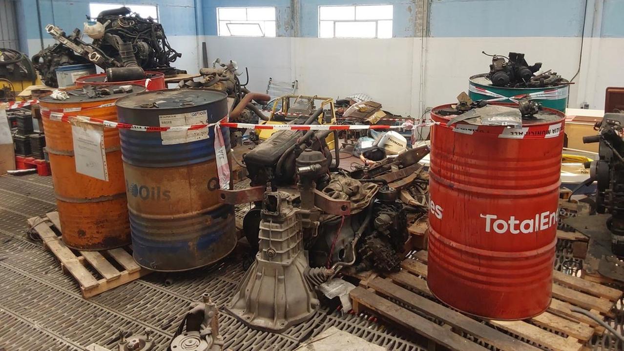 Lavorava senza licenze e tra i rifiuti pericolosi: sequestrata un’officina fantasma