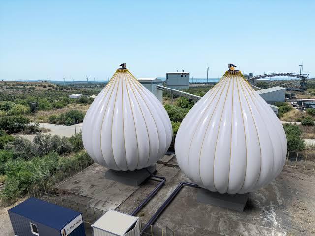 Il rendering della parte di superficie del sistema di produzione di energia da accumulo gravitazionale in grado di produrre sino a 100 megawatt nella ex Carbosulcis