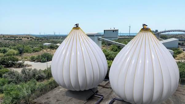 Il rendering della parte di superficie del sistema di produzione di energia da accumulo gravitazionale in grado di produrre sino a 100 megawatt nella ex Carbosulcis
