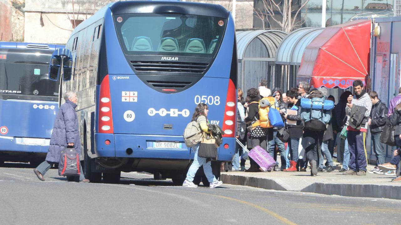 fermata autobus pullman pendolari via padre ziranu foto mauro chessa