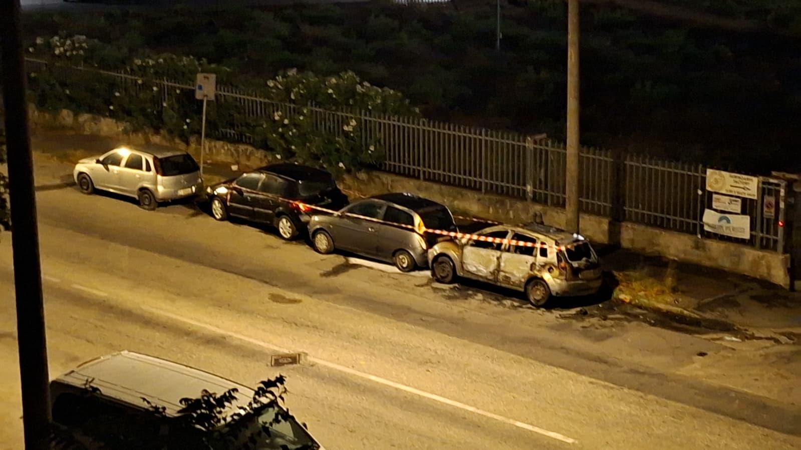 Livorno, incendia tre auto parcheggiate e scappa: il rogo proprio accanto all’officina distrutta