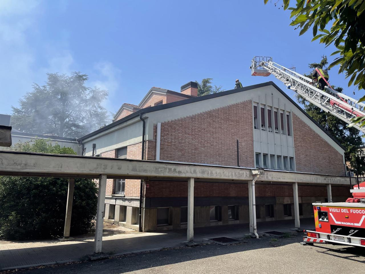 Incendio al Villaggio Dossetti, brucia il tetto: evacuati sei minori