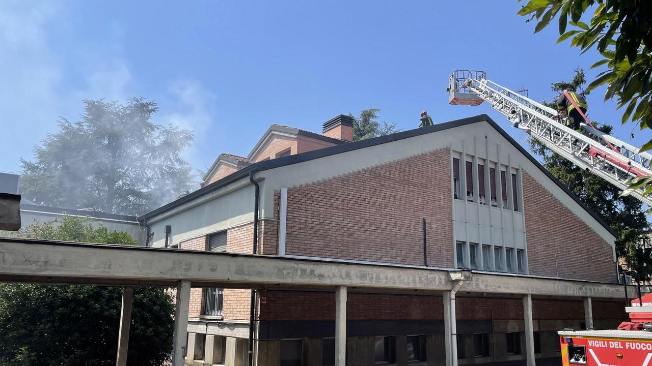 Incendio al Villaggio Dossetti, brucia il tetto: evacuati sei minori