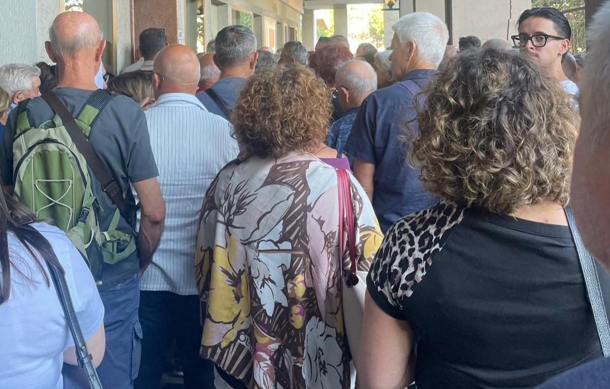 Notte in coda per scegliere il medico, l’Asl: «Disagi, ma mille persone ora hanno l’assistenza diretta»