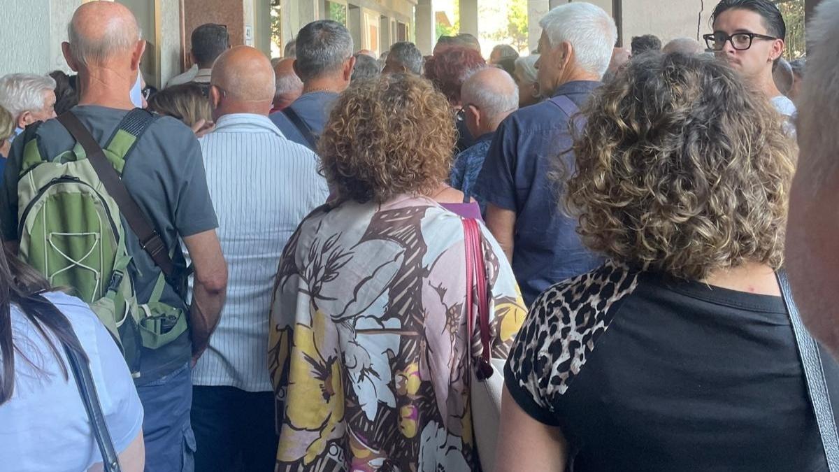 Notte in coda per scegliere il medico, l’Asl: «Disagi, ma mille persone ora hanno l’assistenza diretta»