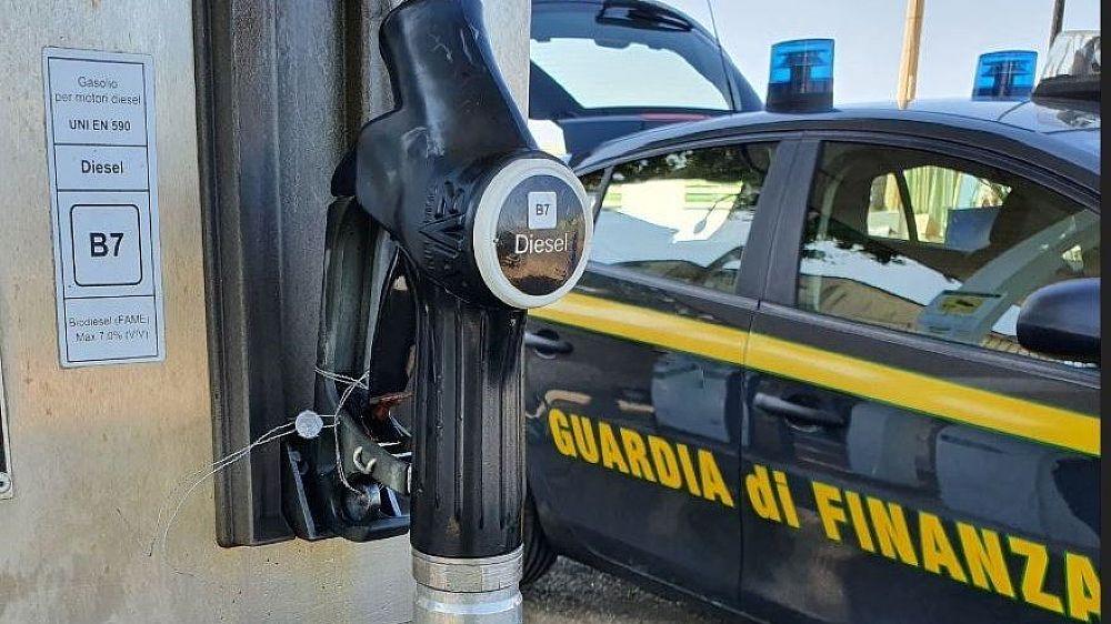 Caro carburanti, blitz della Guardia di finanza in tutta Italia: 265 denunce per frodi sulle accise