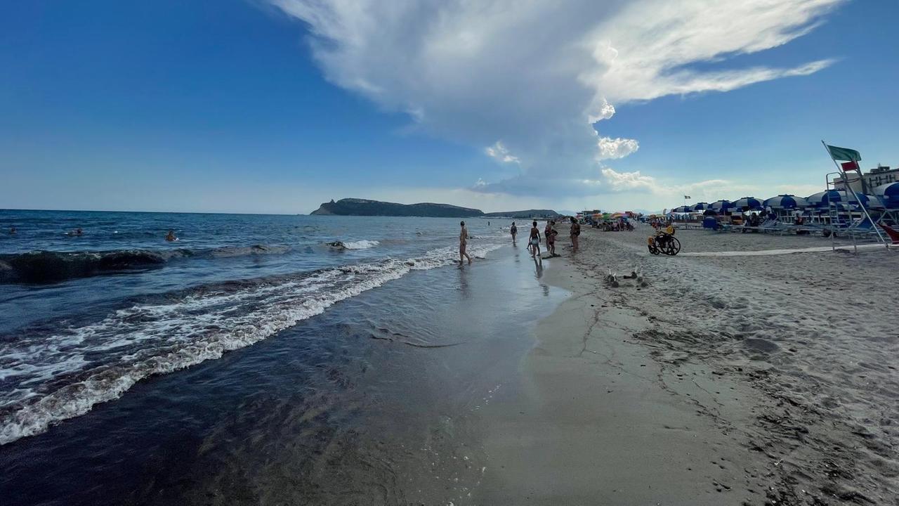 Ruba uno zaino in spiaggia ma viene bloccato da due carabinieri fuori servizio: arrestato