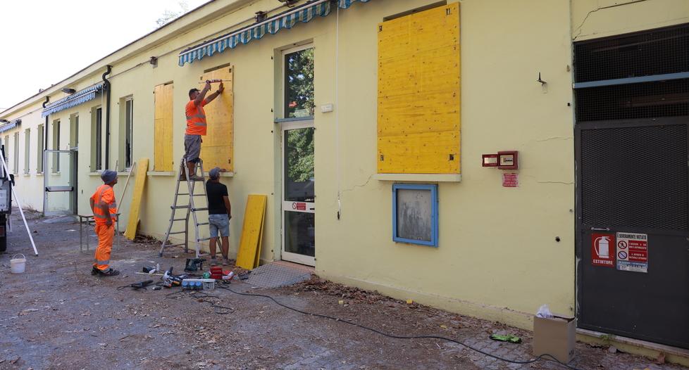 Dopo lo sgombero sigillate porte e finestre dell’asilo in via Agnini
