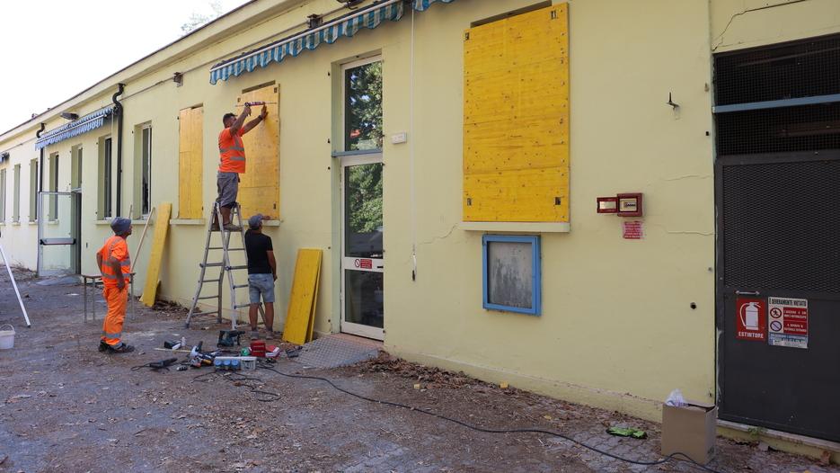 Dopo lo sgombero sigillate porte e finestre dell’asilo in via Agnini