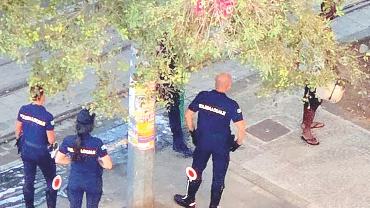 Sassari, si lava nudo in viale Italia, poi aggredisce gli agenti: arrestato